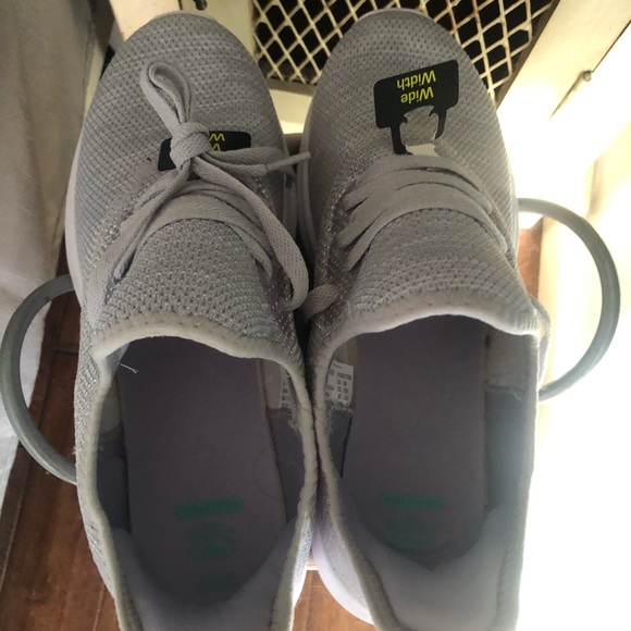 Lovely bright comfy sneakers, new never worn size9.5 wide - Picture 3 of 6